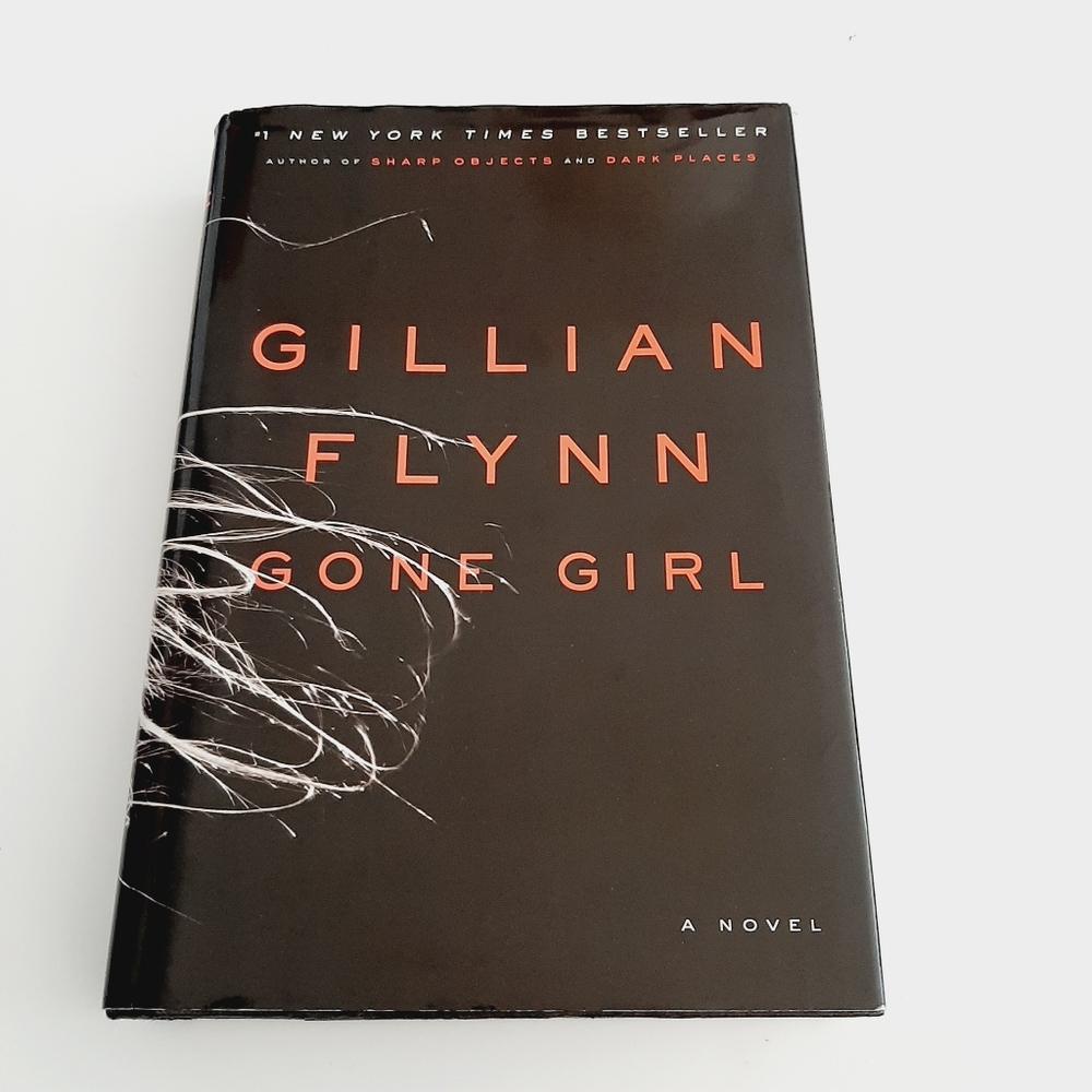 🍒 GONE GIRL by Gillian Flynn - First Edition HC Book